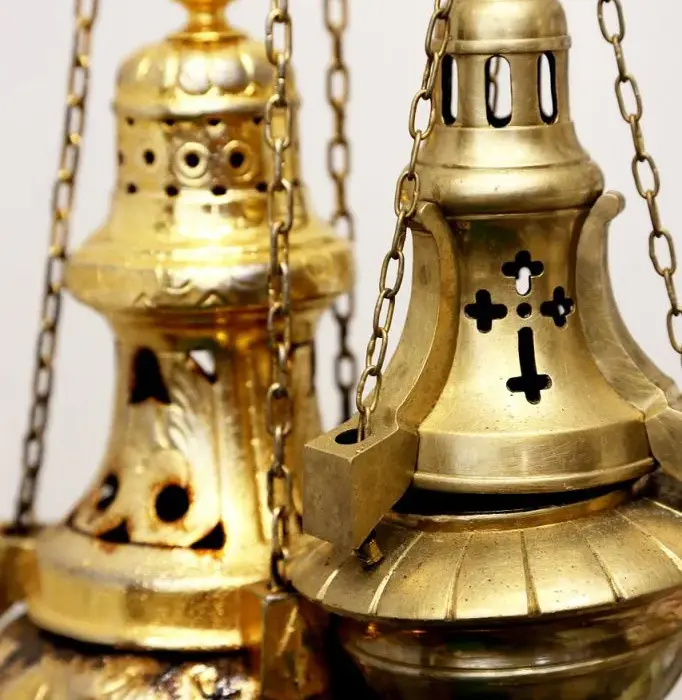 Z czego składa się kadzidło w kościele? Skład, symbolika i historia kadzidła