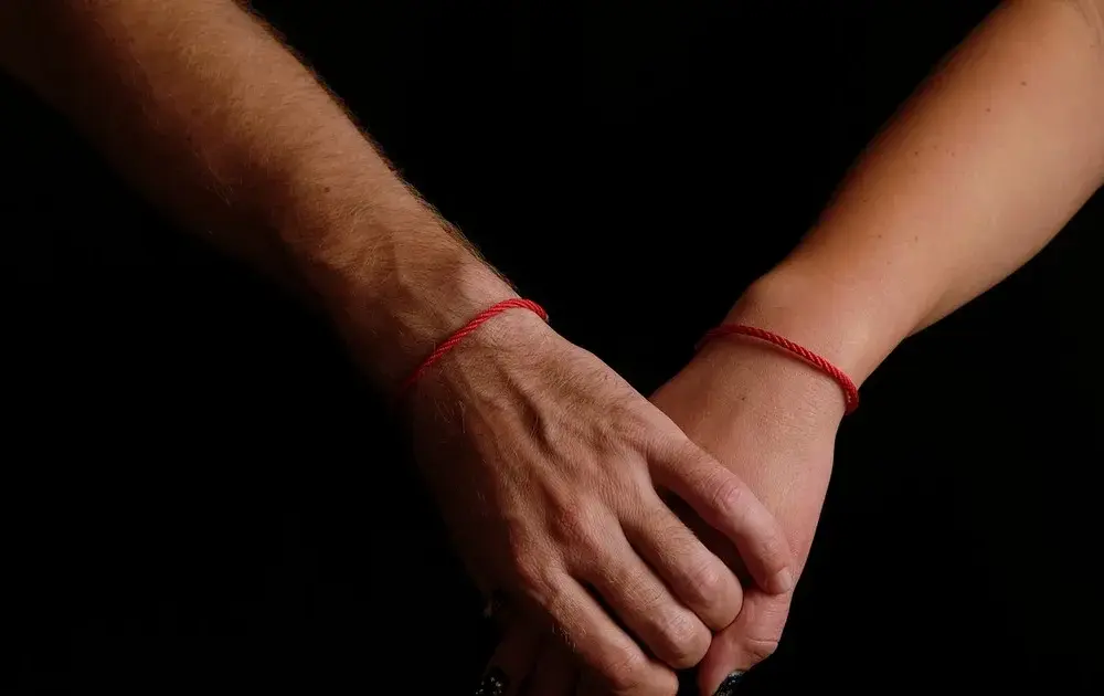 Czy czerwona nitka to grzech? Prawda o jej znaczeniu i religijnych kontrowersjach