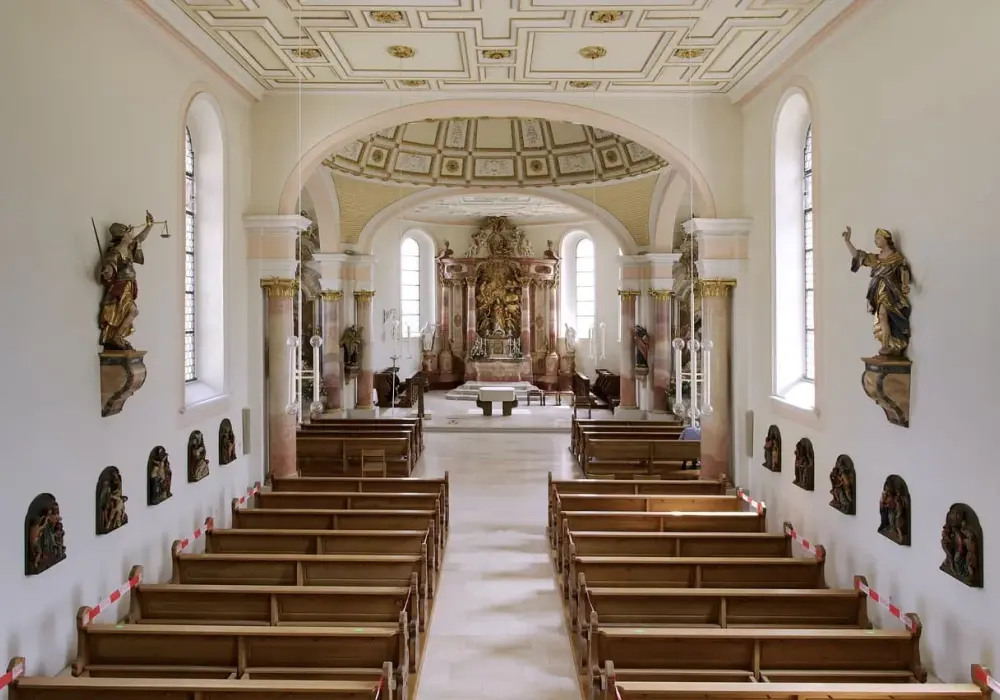 Czy na L4 można iść do kościoła? Sprawdź, co grozi za złamanie zasad
