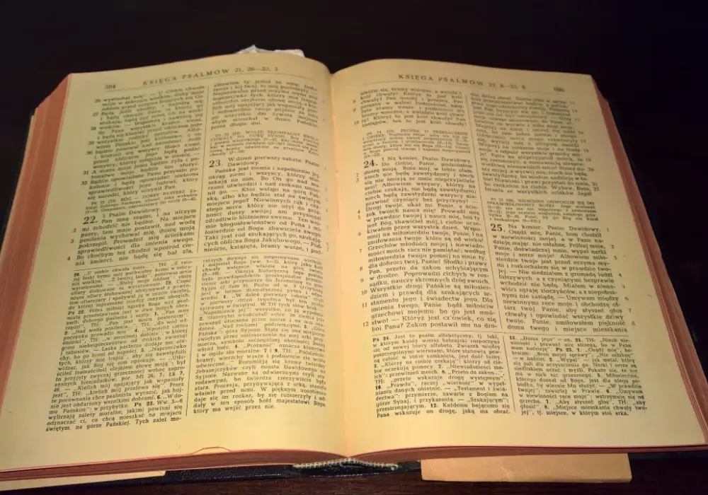 Czy Stary Testament obowiązuje katolików? Wyjaśnienie roli i znaczenia w wierze