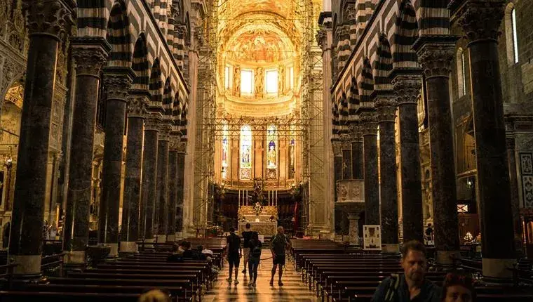 Jakie dekoracje zdobiły wnętrza kościołów romańskich i ich znaczenie