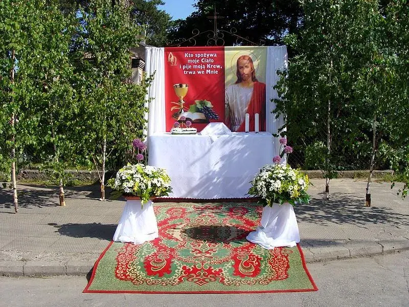 Jak zrobić ołtarze na Boże Ciało - proste pomysły i dekoracje