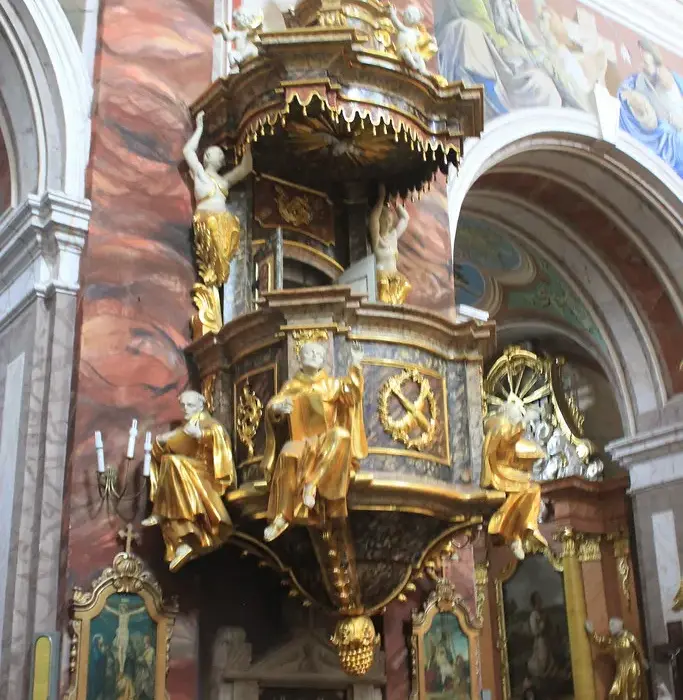 Co to jest ambona w kościele? Definicja, funkcja i znaczenie w liturgii