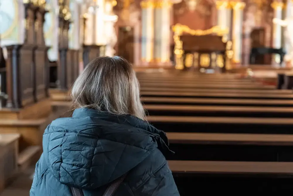 Czym jest modlitwa? Poznaj jej cele, formy i moc.
