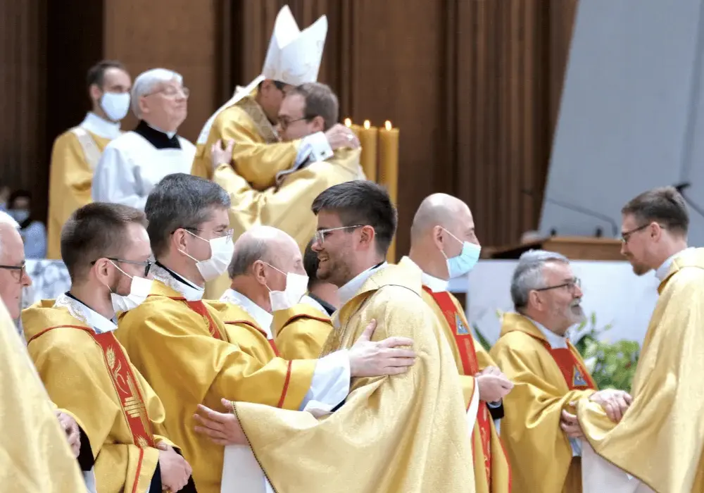 Celibat w Kościele Katolickim: Kiedy stał się obowiązkowy dla duchownych?
