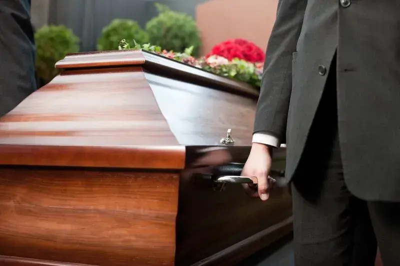 Ile kosztuje przeniesienie zwłok na inny cmentarz? Sprawdź koszty i formalności