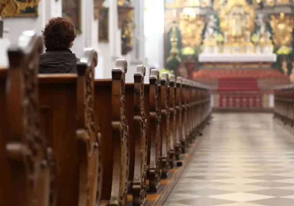 Ile osób chodzi do kościoła? Zaskakujące statystyki i trendy