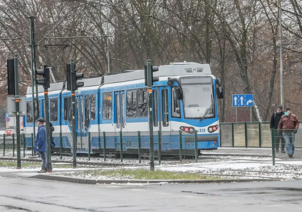 Jak dojechać do cmentarza Batowice: najlepsze opcje transportu