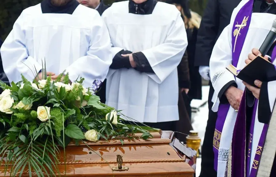 Ile kosztuje organista na pogrzebie? Sprawdź ceny i stawki w Polsce