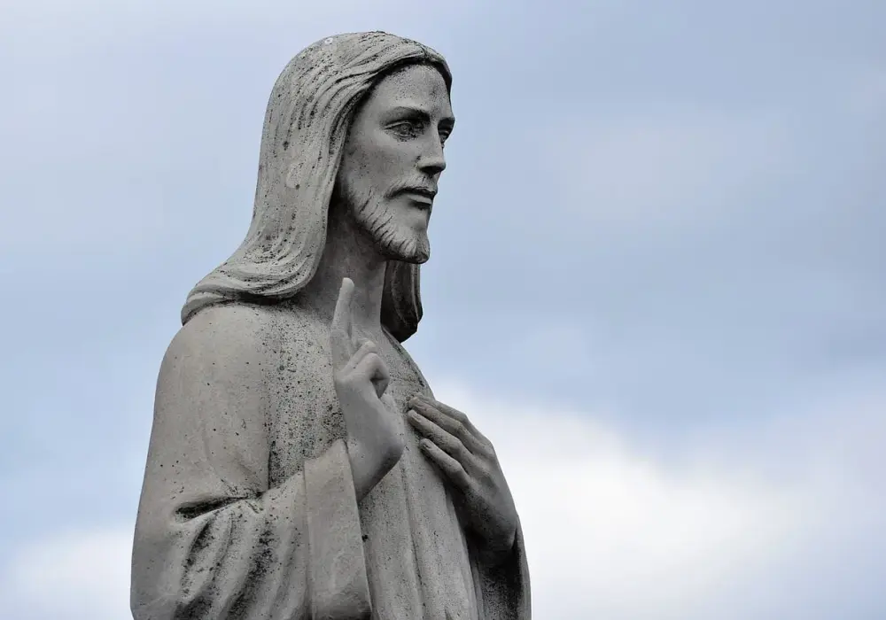 Kto założył kościół katolicki? Niezwykła historia i jej znaczenie