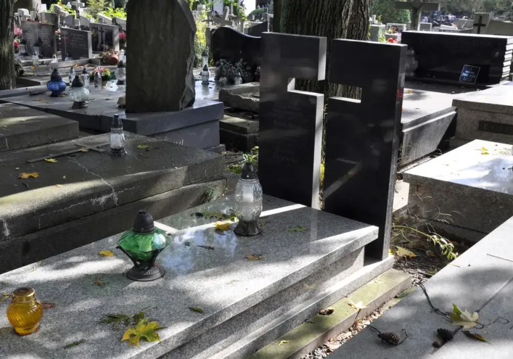 Ile kosztuje mycie pomnika na cmentarzu? Sprawdź, co wpływa na cenę