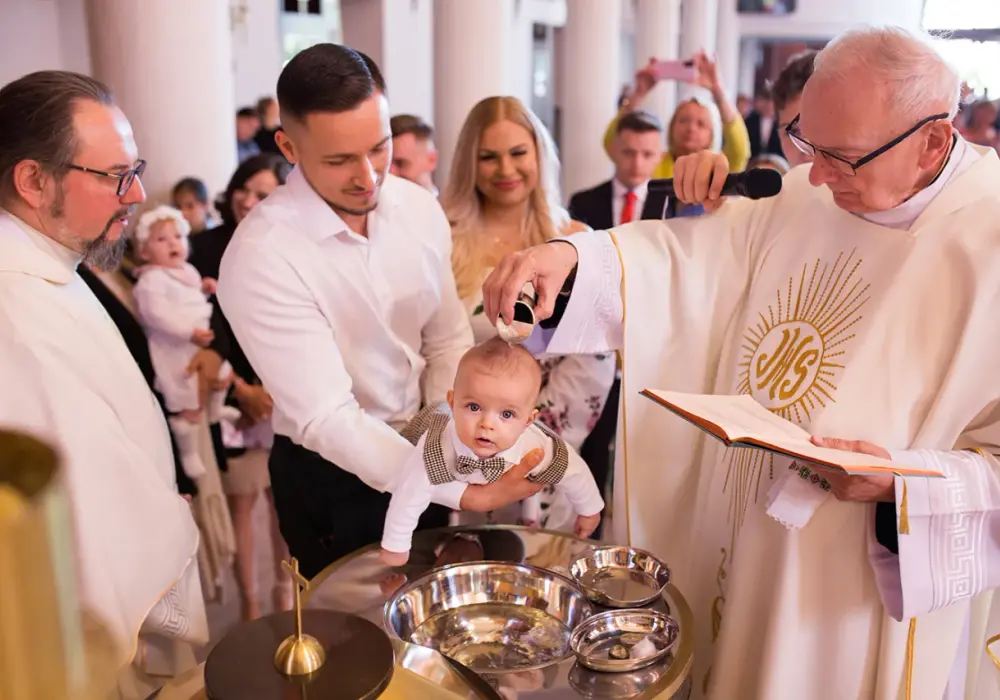 Jak robić zdjęcia w kościele chrzest, by uchwycić najważniejsze chwile