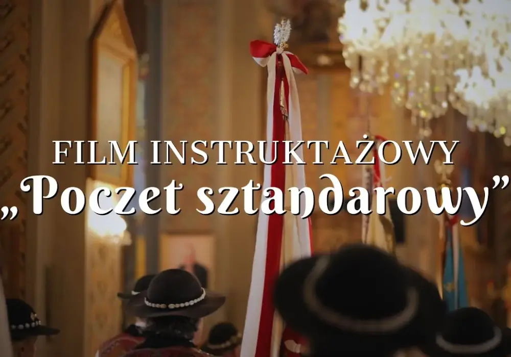 Kiedy opuszczać sztandar w kościele? Poznaj ważne zasady i rytuały