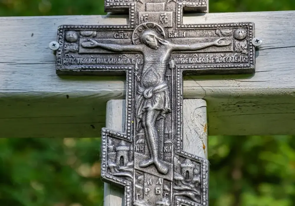 Czy katolik może nosić krzyż prawosławny? Wyjaśniamy różnice i znaczenie symboli