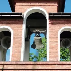 Kiedy biją dzwony w kościele? Odkryj ich znaczenie i tradycje