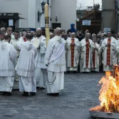 Ile trwa msza rezurekcyjna? Poznaj czas trwania i ważne szczegóły