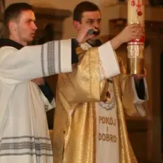 Czy liturgia wigilii paschalnej zwalnia z mszy w niedzielę?