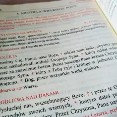 Kolekta to modlitwa, którą odmawiamy w kościele. Prosimy w niej Boga o łaski.