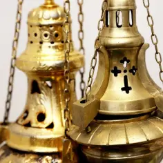 Z czego składa się kadzidło w kościele? Skład, symbolika i historia kadzidła