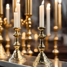 Co symbolizują świece na ołtarzu i ich znaczenie w liturgii