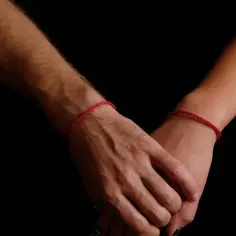 Czy czerwona nitka to grzech? Prawda o jej znaczeniu i religijnych kontrowersjach