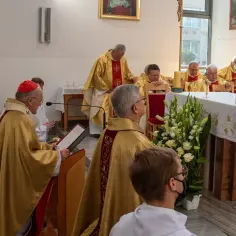 Uroczystość z udziałem duchownych w złotych szatach. W centrum kardynał w czerwonej czapce, trwa modlitwa do kardynała Stefana Wyszyńskiego.