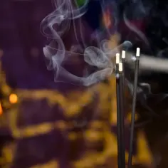 Czy kadzidełka to grzech? Zrozumienie ich roli w wierzeniach