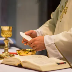 Msza święta z dużej czy małej - poznaj zasady pisowni i użycia