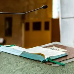 Kto może czytać Pismo Święte w kościele? Rola lektorów i kapłanów