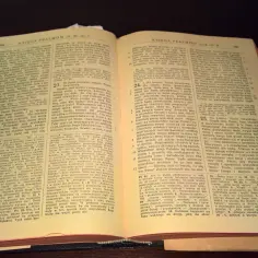Czy Stary Testament obowiązuje katolików? Wyjaśnienie roli i znaczenia w wierze