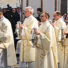 Księża niosą srebrne ampułki podczas mszy w Wielki Czwartek.