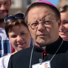 Jak wygląda biskup? Odkryj tajemnice jego stroju i roli w Kościele