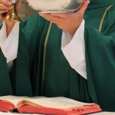 Co mówi ksiądz na mszy? Odkryj znaczenie modlitw i rytuałów