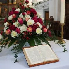 Jakie kwiaty doniczkowe do kościoła wybrać, aby zachwycały?