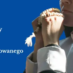 Modląca się osoba z różańcem w dłoniach. Obraz upamiętnia 30. Światowy Dzień Życia Konsekrowanego.