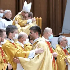 Celibat w Kościele Katolickim: Kiedy stał się obowiązkowy dla duchownych?
