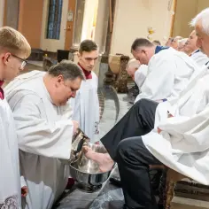 Podczas mszy Wieczerzy Pańskiej kapłan obmywa stopy wiernym, symbolizując pokorę i służbę.