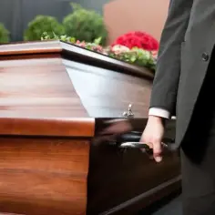 Ile kosztuje przeniesienie zwłok na inny cmentarz? Sprawdź koszty i formalności
