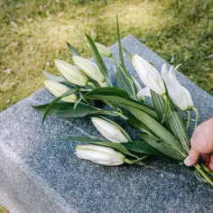 Ile mszy po pogrzebie? Zrozum znaczenie 30-dniowej Mszy za zmarłych