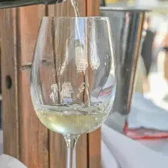 Czy picie alkoholu w piątek to grzech? Odkryj moralne dylematy