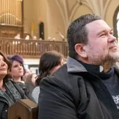 Dlaczego warto chodzić do kościoła? Odkryj korzyści dla duszy i społeczności