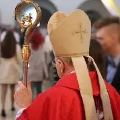 Ile zarabia biskup? Zaskakujące fakty o wynagrodzeniach w Kościele