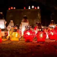 Kiedy palimy znicze po pogrzebie? Poznaj ważne tradycje i zwyczaje