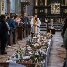 Kiedy odbywa się święcenie wody w kościele? Kluczowe daty i znaczenie