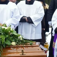 Ile kosztuje organista na pogrzebie? Sprawdź ceny i stawki w Polsce