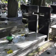 Ile kosztuje mycie pomnika na cmentarzu? Sprawdź, co wpływa na cenę