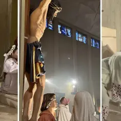 Dzieci z białymi różami i kapłani podczas liturgii Wielkiego Czwartku. Widok na krzyż i obrzęd umywania nóg.