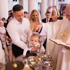 Jak robić zdjęcia w kościele chrzest, by uchwycić najważniejsze chwile