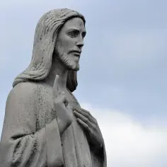 Kamienna rzeźba Jezusa z podniesionym palcem, jakby wygłaszał homilię. Co to jest homilia? To kazanie wygłaszane podczas mszy.