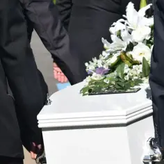 Ile wynosi koszt pogrzebu? Poznaj ukryte wydatki i oszczędności
